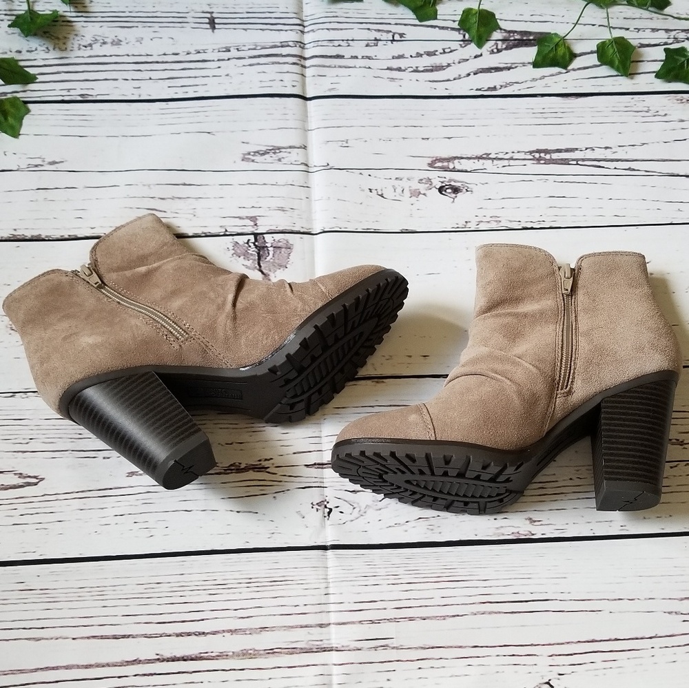 White Mountain Suede Boots